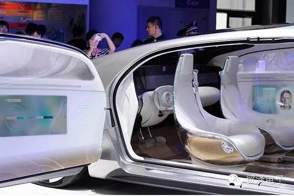 “图1：显示的是奔驰无人驾驶概念车于2015年5月在中国上海CES上亮相(消费电子展)。”