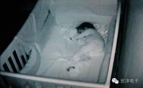 “图3：婴儿监控摄像头被虚拟入侵者控制，并不断发出声音“醒醒，宝贝！””