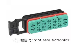 “图5B：针对防火墙反馈应用的Molex93287-0001母头采用压接导线连接器，可以处理大量的信号和电源轨。