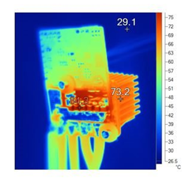 “图6：显示有效顶侧冷却的电路板的热像”