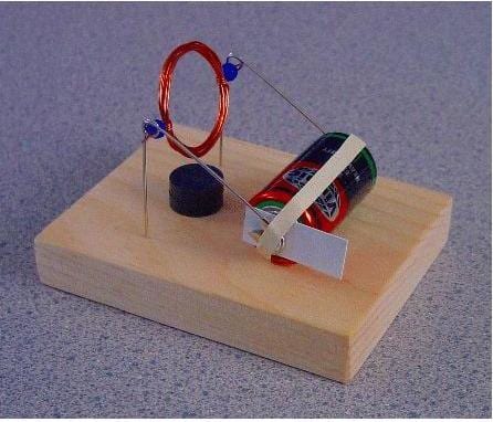 “图3：没有比这个学生项目版本更简单电机了，它使用永磁体产生外部（定子）磁场，使用回形针作为电刷，使用小线圈作为电枢绕组线圈;