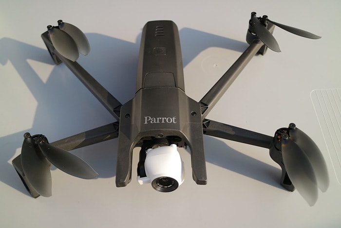 “图2：Parrot推出的最新款ANAFI无人机的手臂可以折叠起来，方便用户携带（来源:KlausFoehl/CC