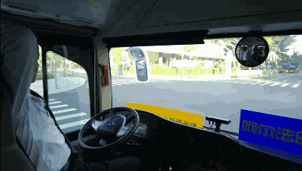 ““阿尔法巴”智能驾驶公交系统”