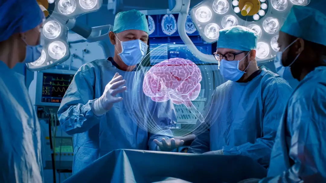 “图2：外科医生使用XR技术进行脑部手术，以通过三维视图更清楚地了解手术目标”