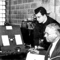 图7：卡尔·拉克·霍洛维兹（Karl Lark-Horowitz）（右）和西摩·本泽（Seymour Benzer），约1942年在普渡大学