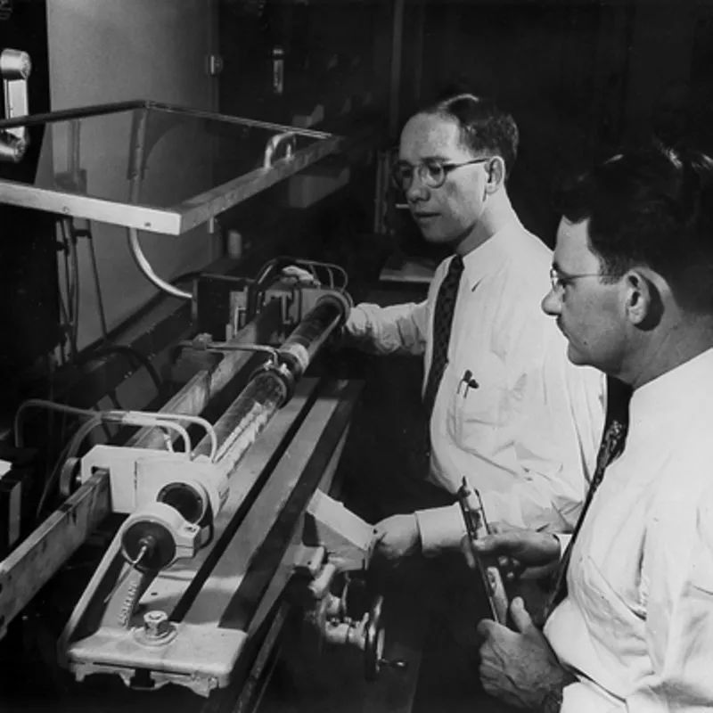 图11：William Pfann和Jack Scaff使用早期区熔精炼设备