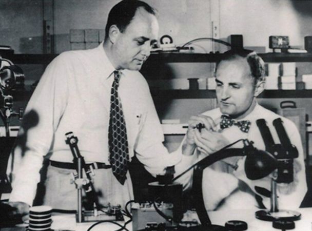图12：Gordon K. Teal（左）和贝尔实验室的Morgan Sparks