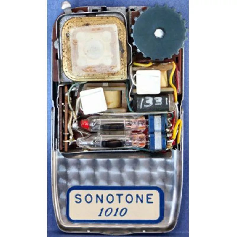 图13：Sonotone 1010助听器使用了一个晶体管和两个电子管
