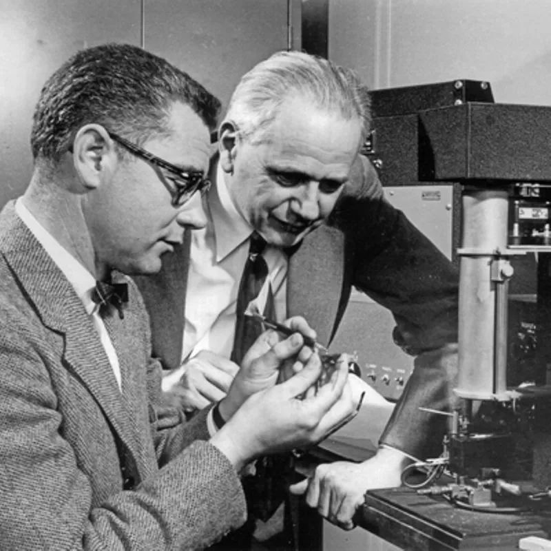 图14：杰克·A·莫顿（Jack A.Morton）（左）和贝尔实验室的JR·威尔逊，约1948年