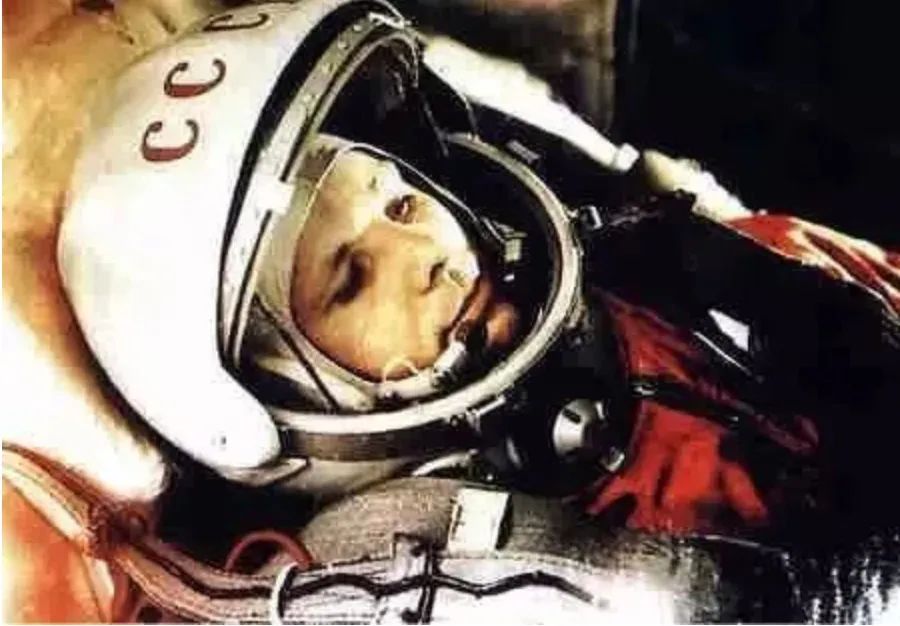 “图4：第一位进入太空的宇航员加加林”