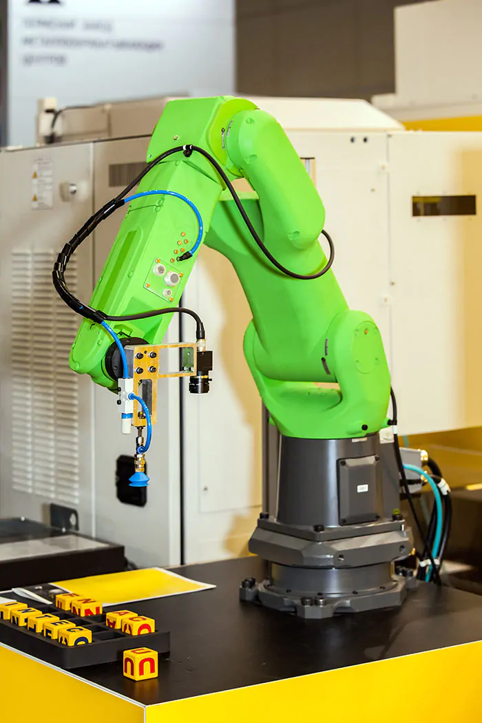 “图2：工业机器人手臂可以在生产工人附近执行各种任务（来源：Alexander