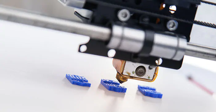 “图3：3D打印机可以借助于各种协作机器人制作定制化部件（来源：Alex_Traksel/shutterstock.com）”
