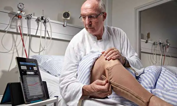 “图2：这双耐磨耐洗的袜子可以用于监测病人腿部的水肿情况，目前正准备进入临床试验和验证阶段（来源：Edema